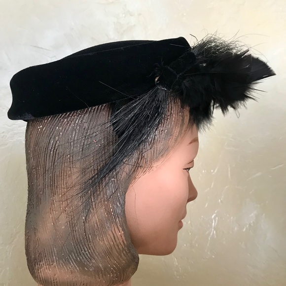 CHIC 1950s BLACK VELVET TOQUE WITH BLACK FEATHER AND CRIN TRIM. main image 6